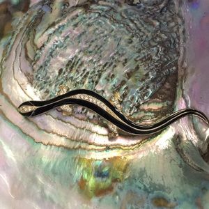 Black enameled lizard pin